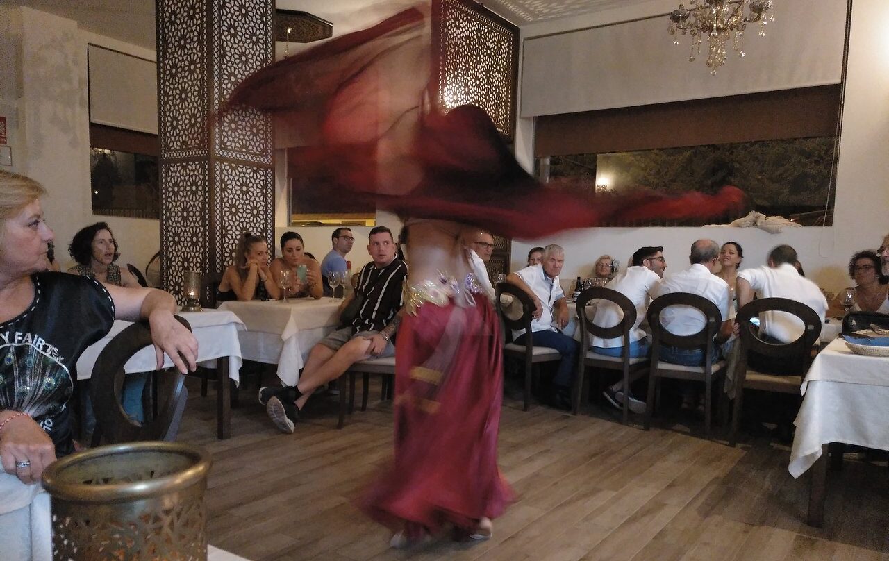 espectaculo-de-danza-marhaba-restaurante-almeria