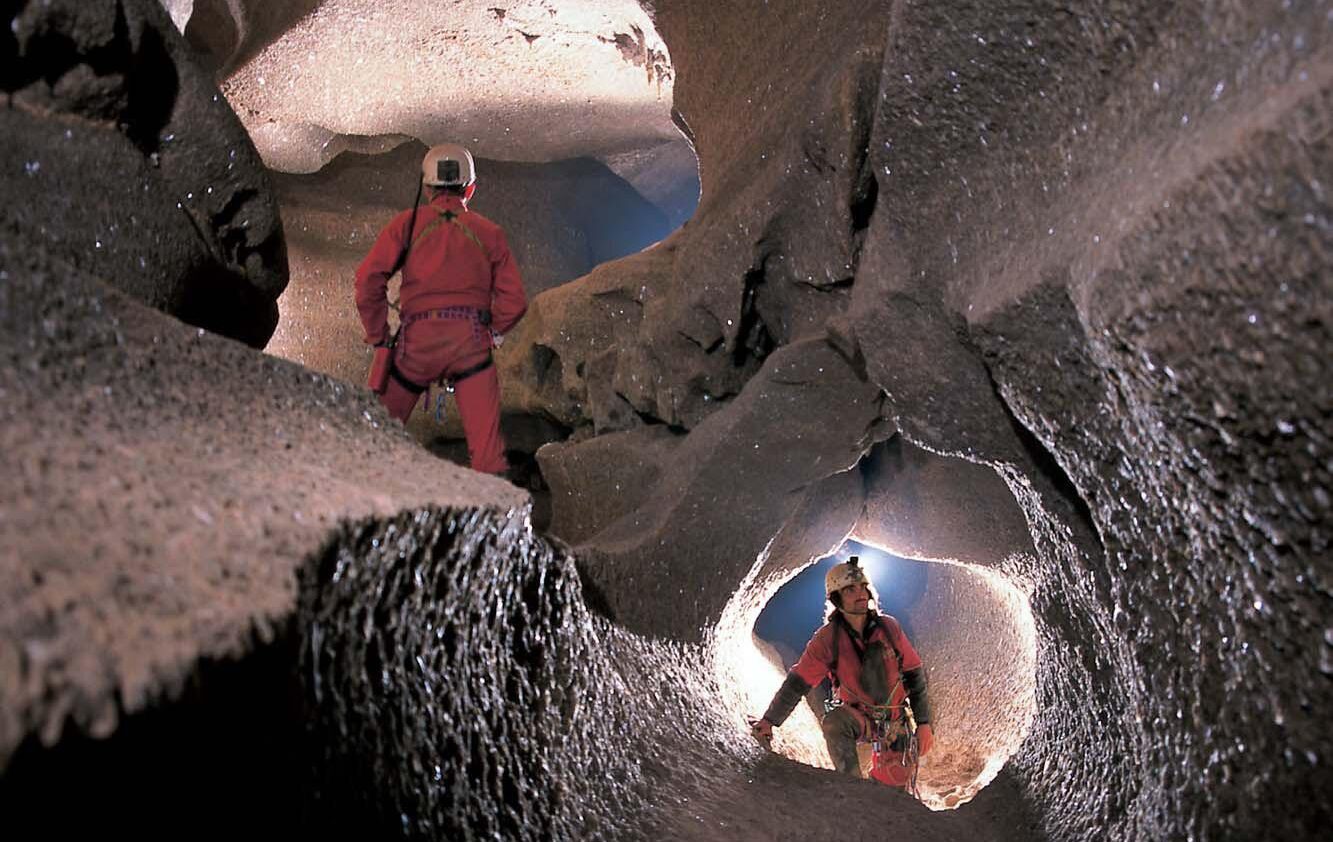 170311 PRESENTACION DEL DOCUMENTAL LA CUEVA DEL AGUA UN RETO COLECTIVO SOBRE LOS KARST DE YESOS DE SORBAS ALMERIA PUEBLOS EN LA FOTO VISTA INTERIOR DE UN PAR DE ESPELEOLOGOS EN EL INTERIOR DE LA CUEVA DEL AGUA